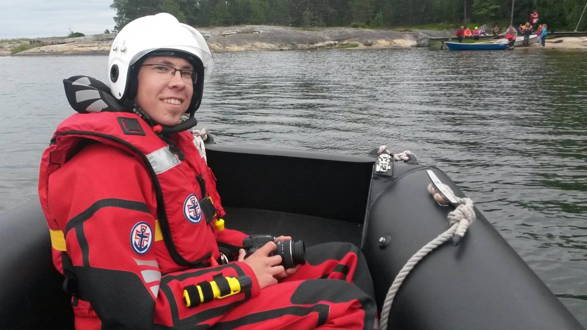 Andreas Hindrén som yträddare och fotograf för sjöräddningen. / Andreas Hindrén pintapelastajana ja kuvaajana meripelastuksessa. Foto: Jussi Lammi